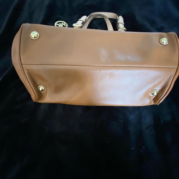 Michael Kors leather duffel style bag - Picture 3 of 7